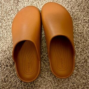 Brown Dylan crocs size women’s 10/mens 8